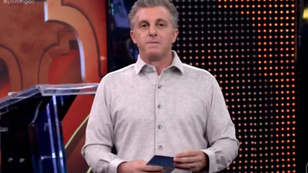 Luciano Huck vai contra normas da Globo e deixa diretores nervosos