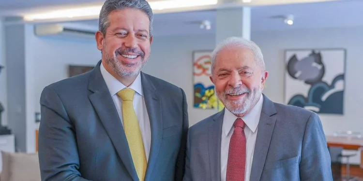 Lula faz reunião de urgência e liga para Lira 