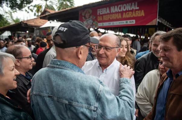 MST pressiona e governo promete ‘assentamentos emergenciais’ no País