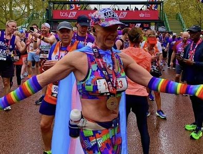 Maratonista trans vence 14.000 mulheres em corrida após competir como homem meses antes: “Poder feminino”