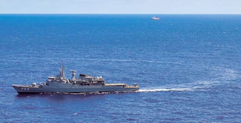 Marinha expulsa navio alemão que espionava águas brasileiras