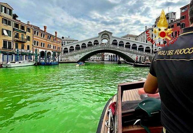 Mistério: água do canal de Veneza fica verde; VEJA
