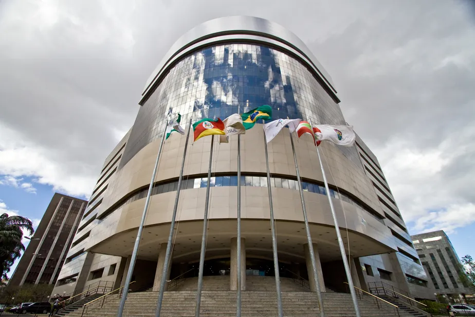 Mulher consegue provar união estável com foto em rede social, para receber pensão do INSS 