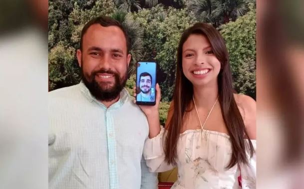 Noiva se casa por chamada de vídeo e cunhado que assina documento; VEJA VÍDEO