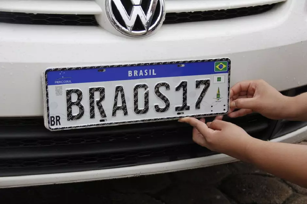 Nova lei da placa entra em vigor e gera confusão; veja o que realmente muda
