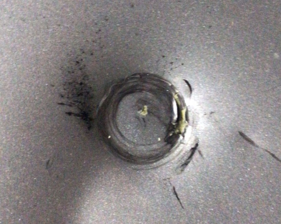 Formato cilíndrico que formou no carro, após queda de objeto em Santos, SP — Foto: Arquivo Pessoal