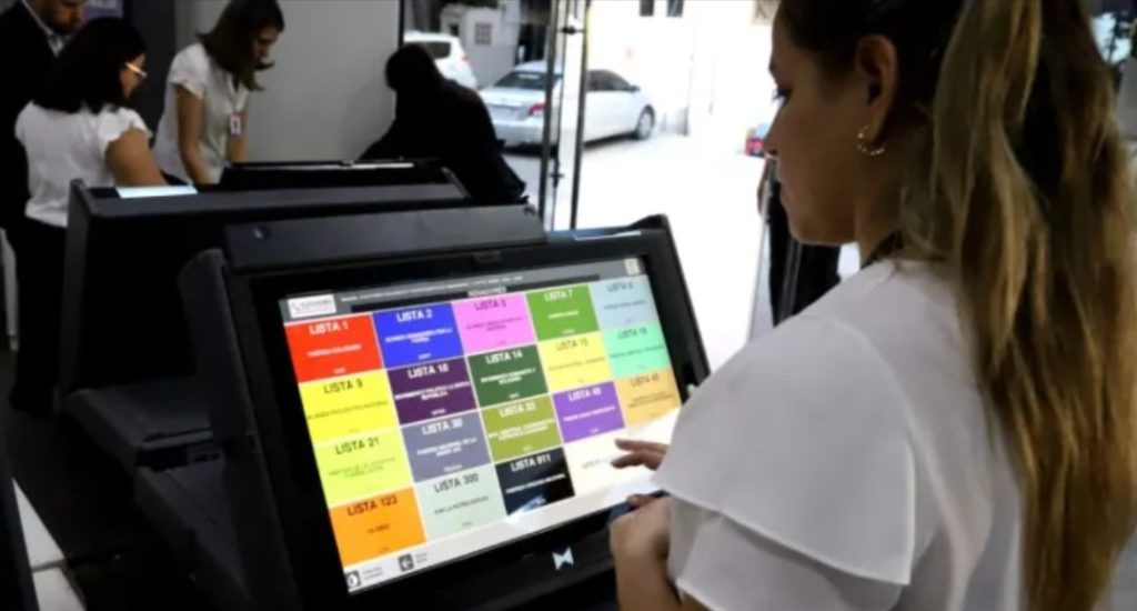 Oposição no Paraguai alega fraude eleitoral após vitória de conservador e pede fim do voto eletrônico