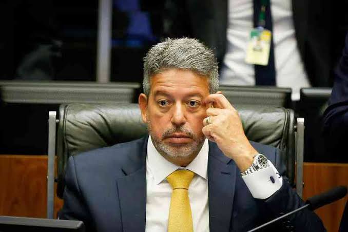 PL da Censura: Lira bate boca com deputados e sai de grupo de WhatsApp