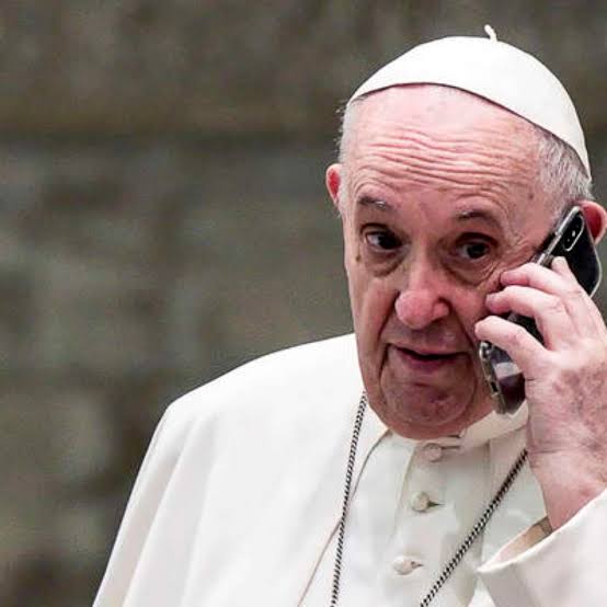 Papa Francisco interrompe missa pra atender celular e deixa as pessoas esperando por vários minutos