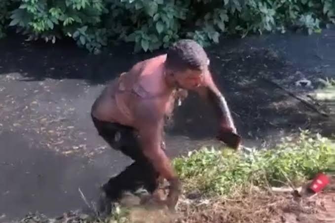 Para resgatar celular caro, homem pula em valão na Barra da Tijuca; VEJA VÍDEO￼