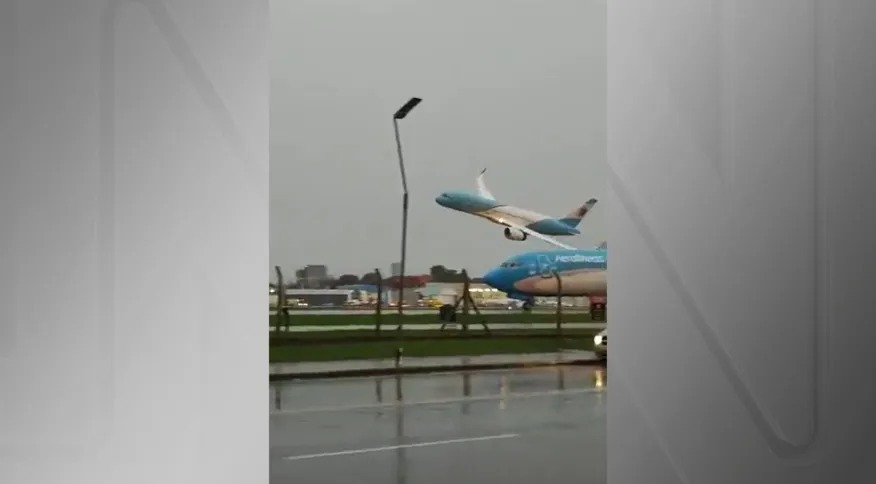 Piloto de avião presidencial da Argentina ignora instruções da torre de controle e quase provoca acidente; VEJA VÍDEO