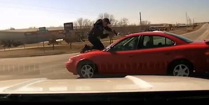 Policial se pendura em teto de carro para tentar impedir fuga de suspeito; veja vídeo