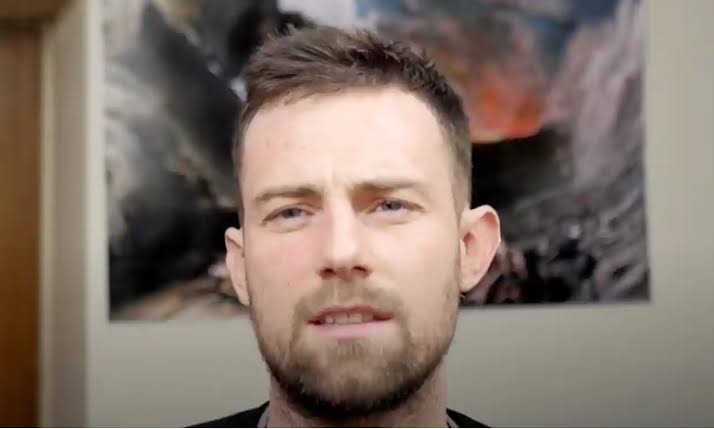 Professor é proibido de dar aulas por não usar pronome correto com ‘criança trans’