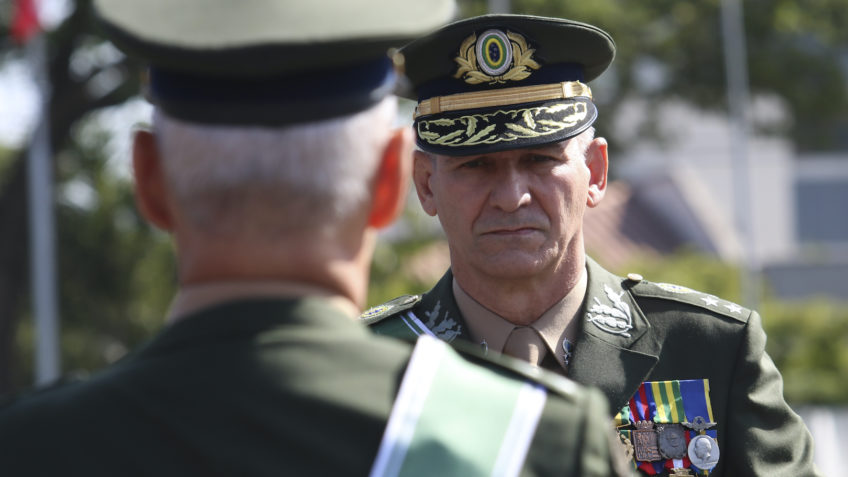 Restringir militares na política é inadequado, diz general Amaro