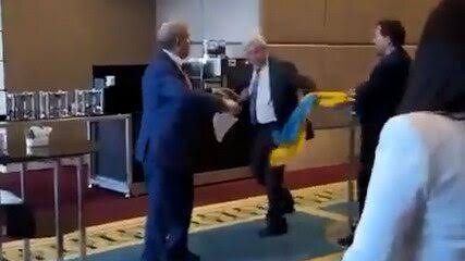 Russo e deputado ucraniano saem na tapa no parlamento da Turquia; VEJA VÍDEO