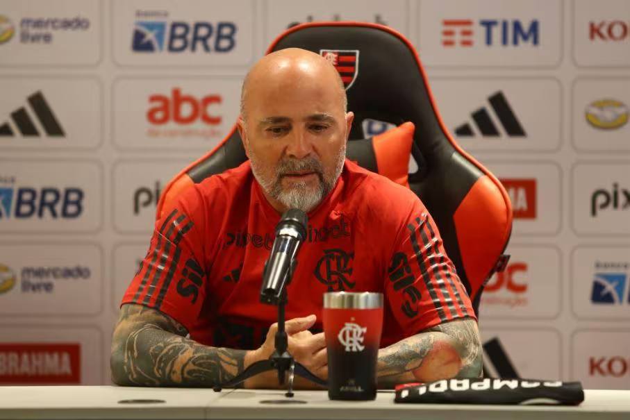 Sampaoli entra na Justiça contra Neto após apresentador acusá-lo de racismo