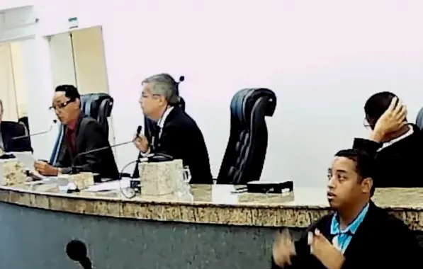 Servidor de Câmara de Vereadores é demitido em plena sessão por “sumir” com PL no interior da Bahia; VEJA VÍDEO