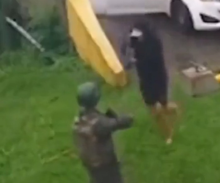 Surreal: Bandidos assaltam soldado da Marinha e levam fuzil; VEJA VÍDEO