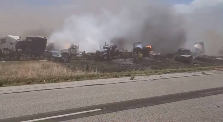 Tempestade de poeira causa engavetamento de 70 carros e deixa seis mortos nos EUA; VEJA VÍDEO