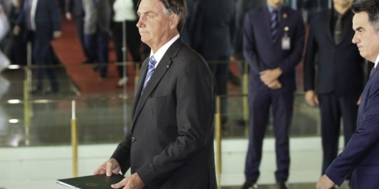 URGENTE: Bolsonaro anuncia que vai processar Lula por acusação sobre “mansão” de Cid e responsabilização pelas mortes na pandemia 