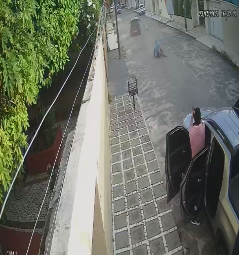 VÍDEO: Bandido tenta roubar Fiat Toro sem saber que era viatura da Polícia Civil e acaba levando bala de policiais