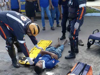 VÍDEO: Socorrista da Samu escorrega em cai em cima de homem que ele socorria