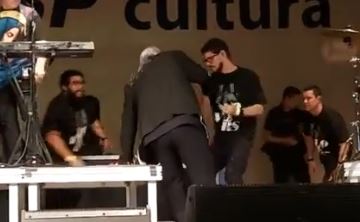 Veja o momento em que Sidney Magal passa mal durante show; VEJA VÍDEO