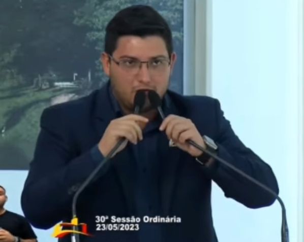 Vereador detona esquerdistas que invadiram sessão na Câmara e ’ameaça’ petistas com carteira de trabalho; VEJA VÍDEO