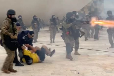 Vídeo mostra coronel da PMDF detido por omissão prendendo bolsonarista em 8/1; ASSISTA