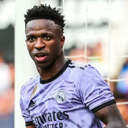 Vini Jr tem cartão vermelho anulado e pode jogar amanhã; Valencia é multado 