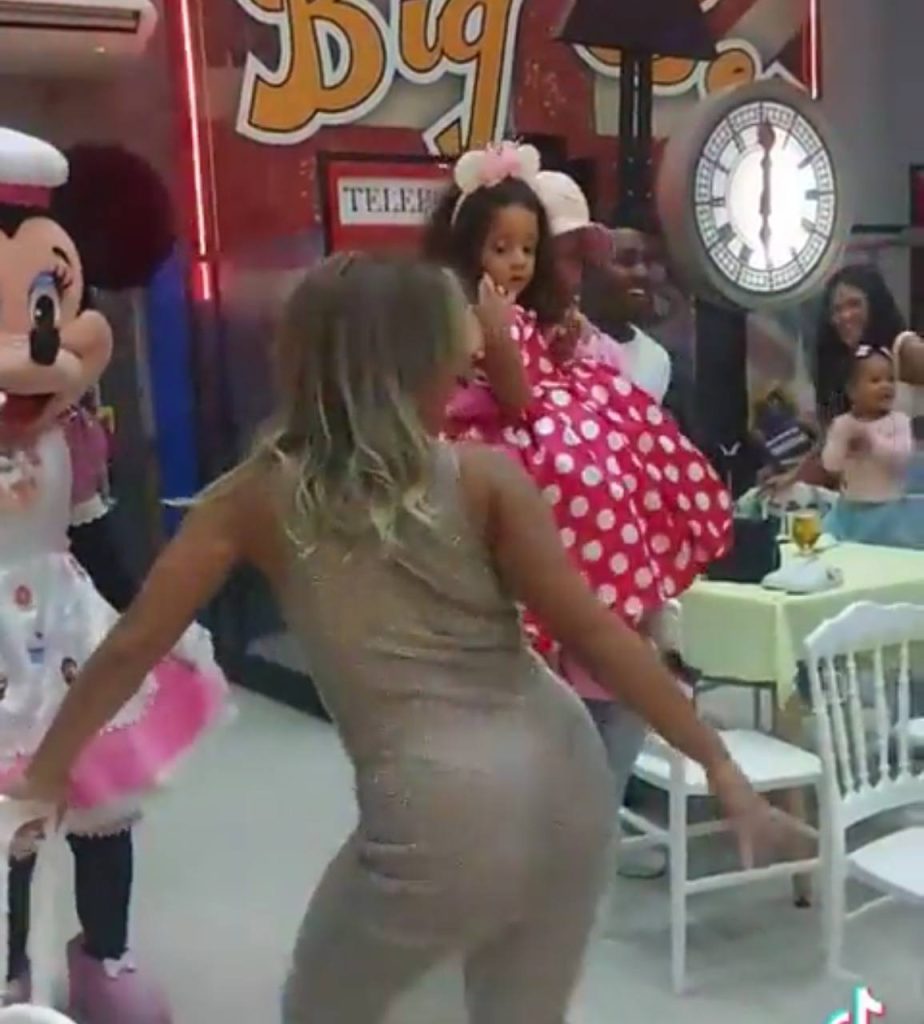 Viralizou: Mãe está sendo criticada por dançar funk e usar vestido transparente em festa de 1 ano de sua filha; VEJA VÍDEO