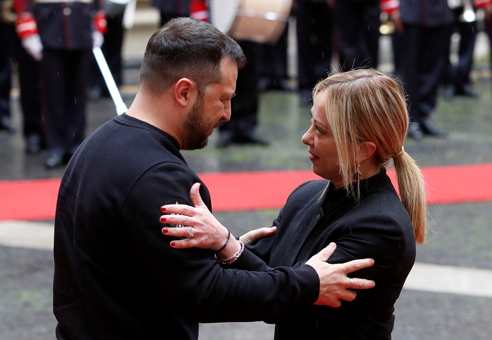 Zelensky e primeira-ministra italiana Giorgia Meloni se cumprimentam em Roma. — Foto: REUTERS/Remo Casilli