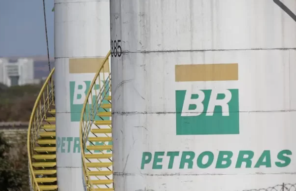 Ação da Petrobras desaba após corte no preço da gasolina