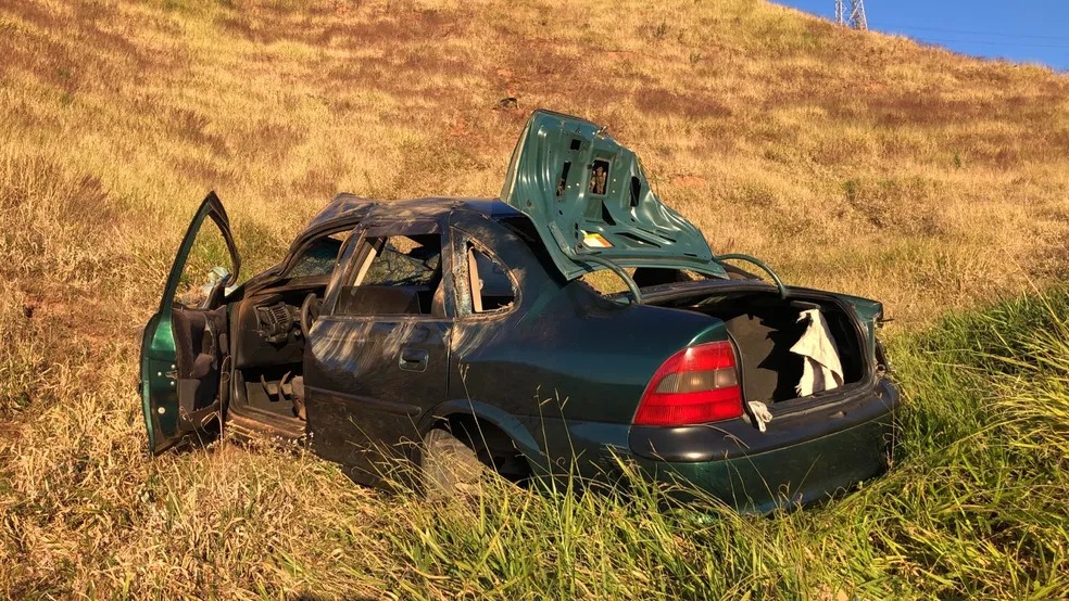 Brasil: Mulher sobrevive após carro cair de penhasco de 200 metros; altura equivalente a prédio de 50 andares