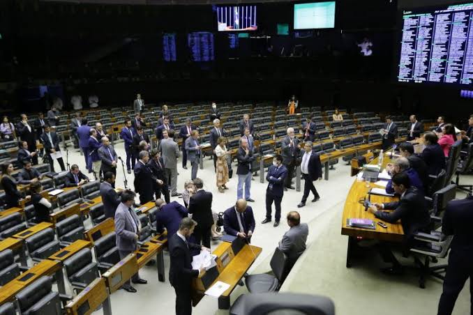 Câmara aprova Lei que criminaliza xingar político