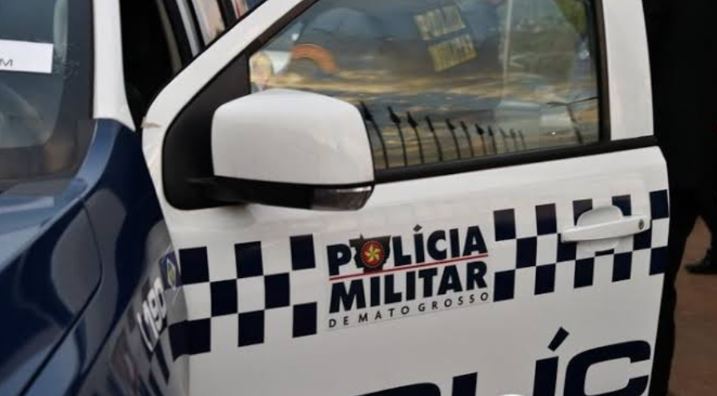 Homem arrasta esposa pelo cabelo e filha de 9 anos usa faca para defender a mãe