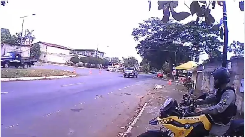 Homem em moto tenta fugir da polícia, mas é capturado após uma perseguição alucinante com direito a tiros no pneu; VEJA VÍDEO