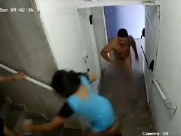 IMAGENS FORTES: Em ataque de fúria, homem nu esfaqueia duas pessoas em SP; VEJA VÍDEO