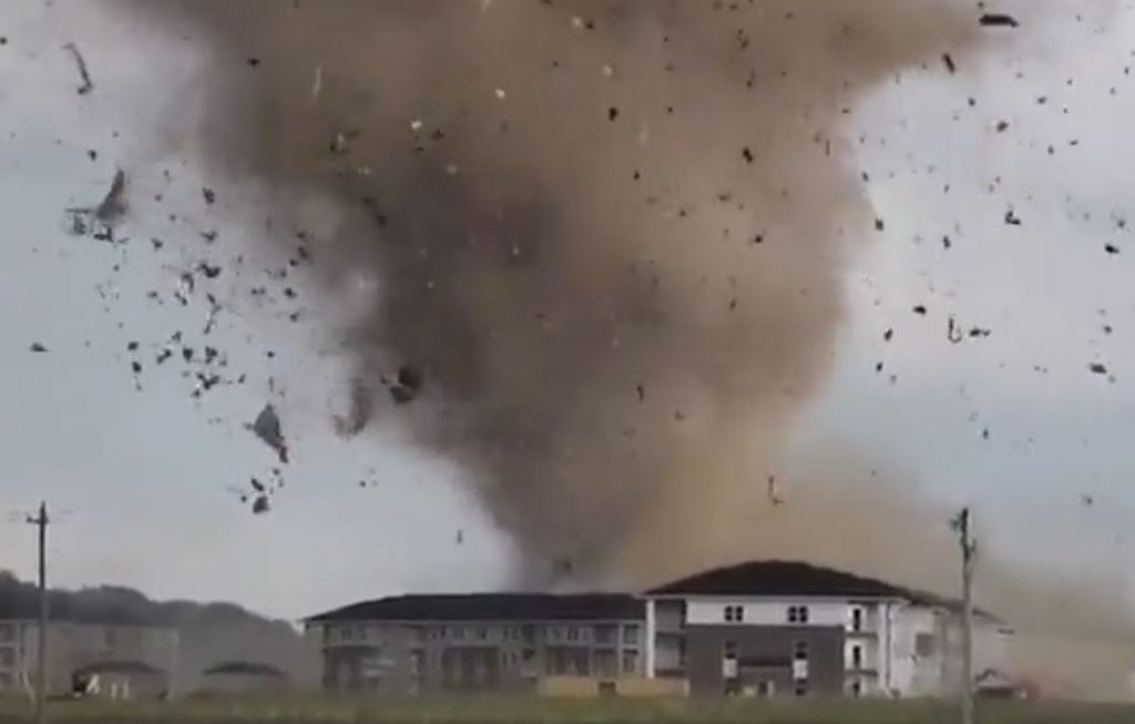 IMPRESSIONANTE: tornado atinge cidades dos EUA, ventos fortes causaram destruição de  estruturas, relato de vítimas e várias casas foram afetadas; VEJA VÍDEO