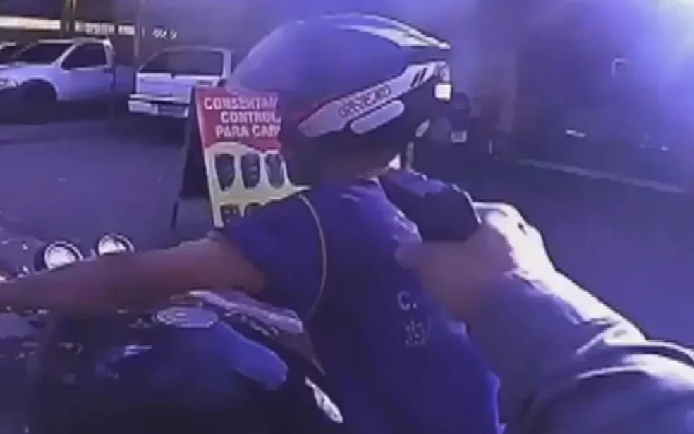 Imagens impressionantes: policial invade até calçada para perseguir homem que furou blitz 