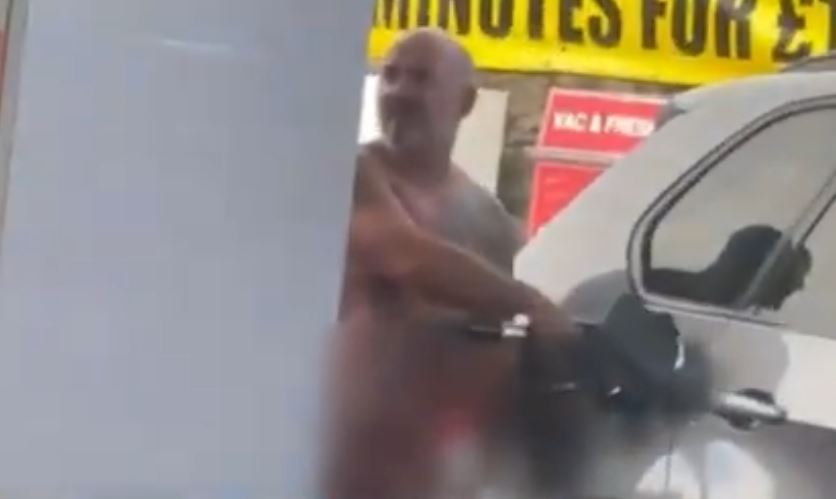 Inusitado: homem nu é flagrado abastecendo carro em posto de combustíveis; VEJA VÍDEO