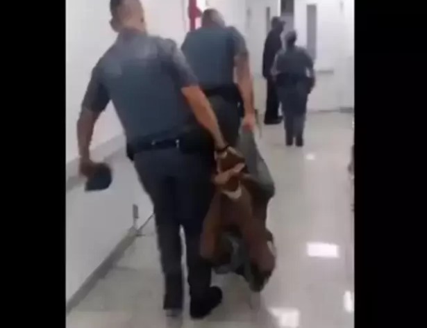 Juíza não viu maus tratos em homem arrastado por policiais e manteve prisão na audiência de custódia