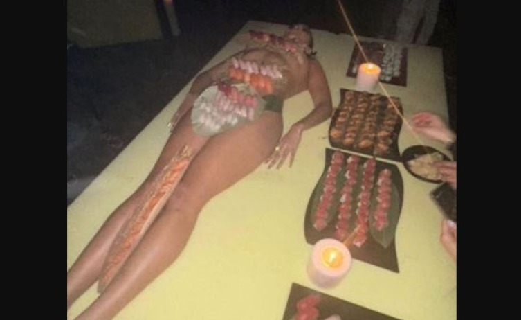 Kanye West contrata mulher pra ser usada como bandeja humana em festa de aniversário; VEJA VÍDEO