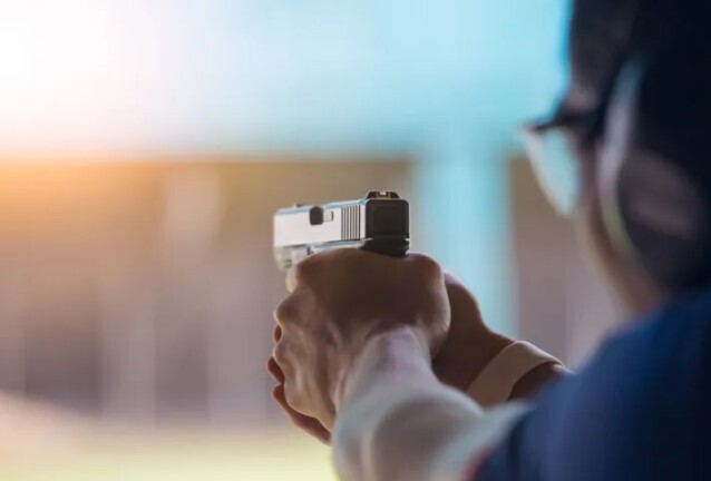 Metade da população brasileira defende que professor saiba usar arma, diz pesquisa; 
