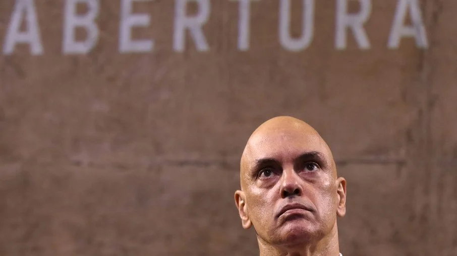 Moraes vota para tornar réu homem que destruiu relógio em invasão