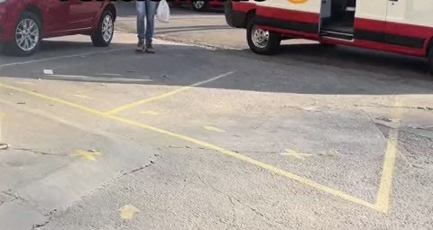 Mulher filma lotérica em pleno funcionamento mesmo com um homem morto dentro; VEJA VÍDEO