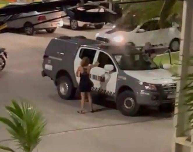 Mulher fora de controle grita com equipe da Polícia Militar em praia de Natal e deixa população revoltada; VEJA VÍDEO