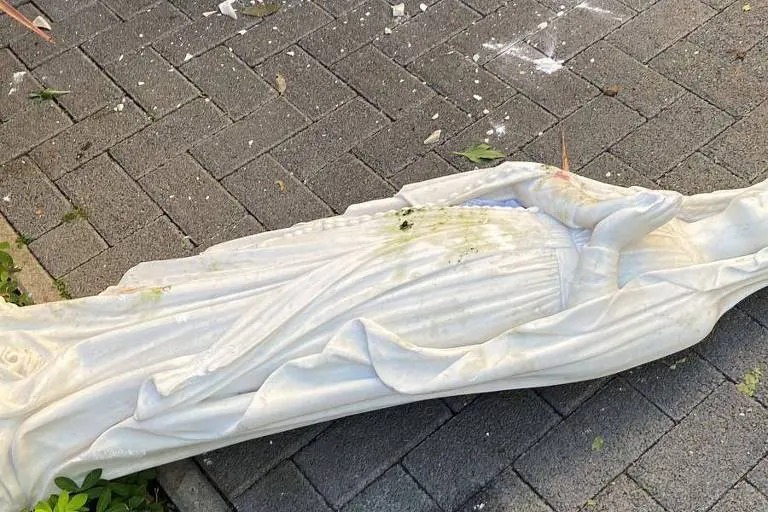 Mulher invade igreja e tenta quebrar imagem de santa