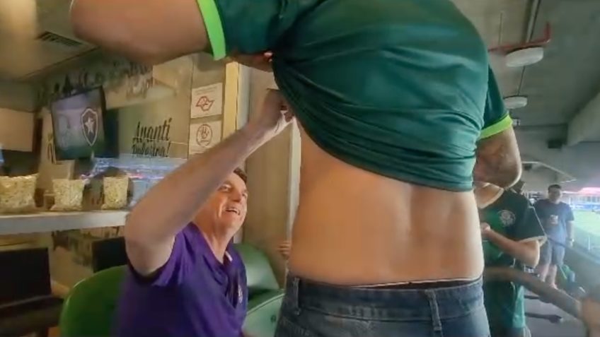 No estádio do Palmeiras, Bolsonaro é ovacionado pelo público e autografa até peito de apoiador: “Vou tatuar hoje”; VEJA VÍDEO