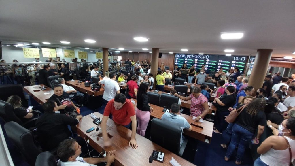Sessão na Câmara de Mossoró-RN é suspensa após invasão de servidores públicos; VEJA VÍDEOS
